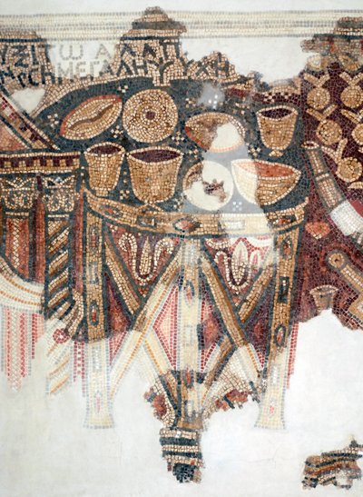 (detalle) de un piso de mosaico que representa la mesa de ofrendas con copas, cuencos y panes del sinagoga samaritana en El-Khirbe, Cisjordania, siglo IV d.C. de Unbekannt