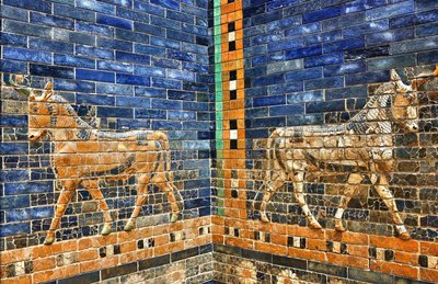 Detalle de la reconstrucción de la Puerta de Ishtar realizada en 1930 con ladrillos originales de hacia el 575 a.C., Museo de Pérgamo, Berlín, Alemania (foto) de Unbekannter Künstler