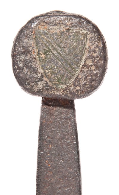 (detalle) de una espada ancha medieval tardía con hoja vikinga anterior y escudos de armas de la familia De Bohun de Unbekannt