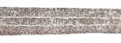 (detalle) de una espada ancha medieval tardía con hoja vikinga anterior y escudos de armas de la familia De Bohun de Unbekannt