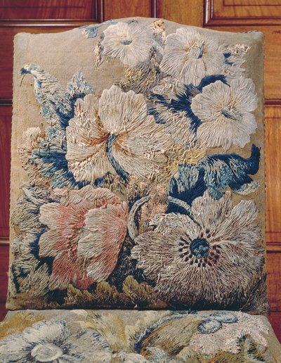 (detalle) de una cubierta trabajada por Jane Allgood, flores de gran tamaño en punto largo y corto en lanas y seda chenille, fondo dorado antiguo en punto de tienda de Unbekannt