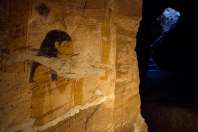 Detalle de pinturas murales encontradas durante excavaciones en la Tumba del Gobernador, Valle de las Momias Doradas, Oasis de Bahariya, Giza, Egipto de Benjamin Baud