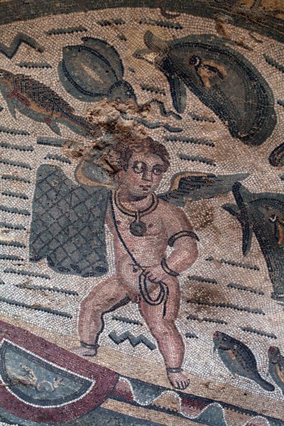 Detalle del mosaico de los putti pescadores. Pesca con red. Siglo III - IV. Villa Romana del Casale, Sicilia. Sitio UNESCO. de William M. Timlin