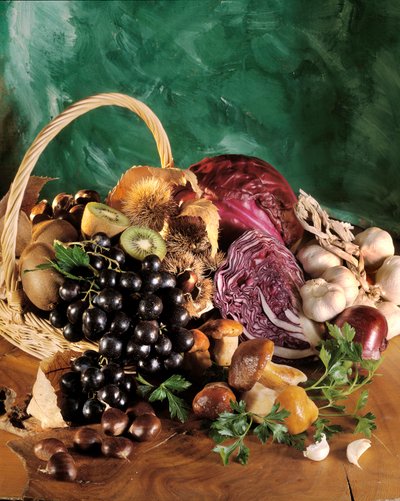 Dieta: bodegón de uvas negras, ajo, cebolla, diente de ajo, perejil, champiñón, castaña, kiwi y col roja de William M. Timlin