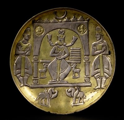 Plato que representa a un rey entronizado flanqueado por dos pequeños íbices sentados en un pabellón sostenido por dos caballos alados con dos asistentes, sobre una base de anillo, sasánida (siglos III-VII d.C.) de Unbekannt