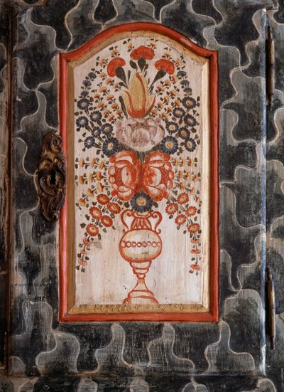 Puerta de gabinete de madera artesanal con decoración floral pintada a mano, San Giovanni, Trentino-Alto Adige, Italia, (detalle) de William M. Timlin