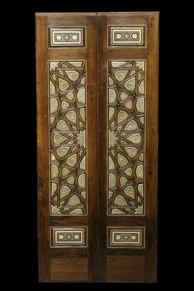 Puerta con decorado de estrellas. Egipto, El Cairo, circa 1380-1420. Madera de palo de rosa, jujubier, ébano, marfil. Museo del Louvre de William M. Timlin