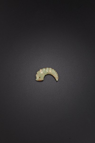Colgante de gusano de seda dragón, dinastía Shang tardía-principios de la dinastía Zhou Occidental, siglo XI-IX a.C. de Unbekannt