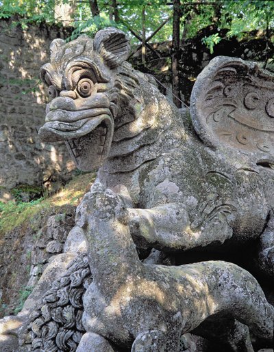 Dragón atacando a un león (detalle), escultura del Parco dei Mostri (Parque de los Monstruos) jardines diseñados entre 1550-63 por el Duque de Orsini, según diseños de Giacomo Barozzi da Vignola (1507-73) de Unbekannt