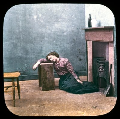 Mujer borracha en el suelo frente a la chimenea, c. 1895 de Unbekannt