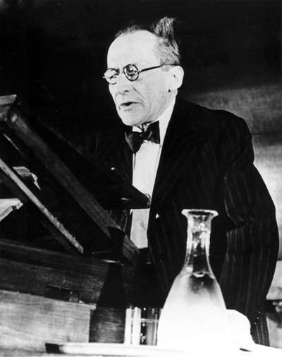 Erwin Schrödinger, físico austriaco, dando una conferencia de Unbekannt
