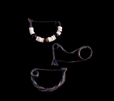 Arte etrusco: tres tipos de fíbulas de bronce de la tumba 59 por Poggio Selciatello, Pian della Regina, Tarquinia - siglo IX a.C. - Dim 3,8 cm 3,3 cm y 3,5 cm de Unbekannt