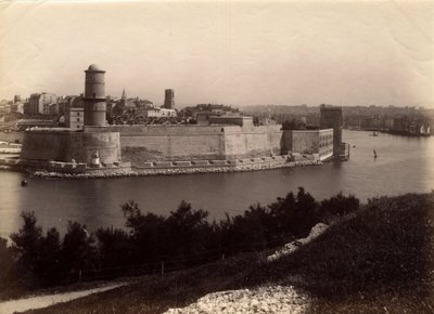 Vista exterior del Castillo de If (antigua prisión construida entre 1527 y 1529) en la bahía de Marsella, Bocas del Ródano (13), cenotipo de principios del siglo XX. de William M. Timlin