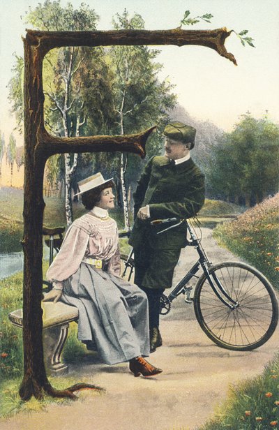 F: Un hombre en atuendo de ciclista apoyado en su bicicleta conversa con una mujer sentada en un banco. Decorado campestre - Alphabet personajes Ref Th. E., L. Theochrom - Serie 994. Theodor Eisman, editor, Leipzig de Unbekannt
