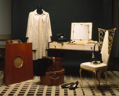 Moda y muebles de los años 1920 (Años locos): radio inglesa Murphy 146, muebles de baño en ébano makassar y Dominique pergamino, asiento de cuero blanco y hierro forjado, teléfono de mesa Monophone eléctrico inc Estados Unidos de Unbekannt