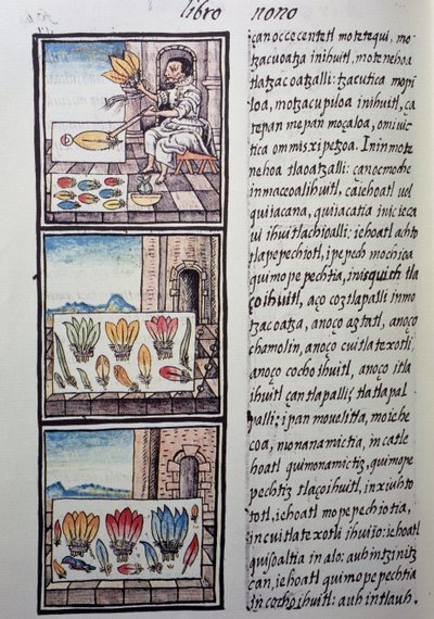 Procesamiento de plumas tras la conquista española, página del Códice Florentino, versión bilingüe en español y náhuatl, Historia General de las Cosas de la Nueva España, por el misionero español Fray Bernardino de Sahagún. Civilización azteca de William M. Timlin