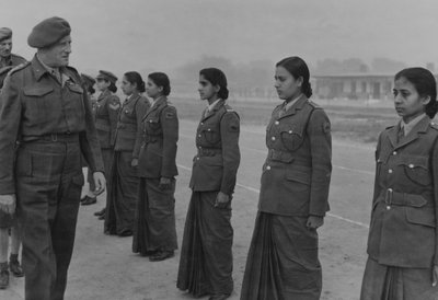 El Mariscal de Campo Sir Claude Auchinleck inspeccionando a miembros del Cuerpo Auxiliar de Mujeres, India de Unbekannt
