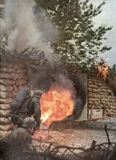 Fuego y muerte, Un campamento soviético fortificado estalla en llamas con lanzallamas, de la revista 