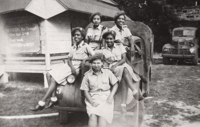 Cinco miembros del Servicio Territorial Auxiliar de las Indias Occidentales sentados en un vehículo militar de Unbekannt
