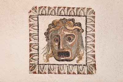 Mosaico del siglo I a.C. que representa una máscara de Dioniso, procedente de una villa romana cerca de la calle Ruffinella en Roma, Museo Nacional Romano, Roma, Italia. de Unbekannter Künstler