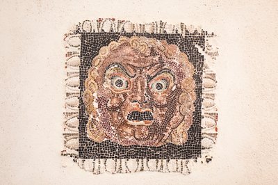 Mosaico del siglo I a.C. que representa una máscara de Dioniso, procedente de una villa romana cerca de la calle Ruffinella en Roma, Museo Nacional Romano, Roma, Italia. de Unbekannter Künstler