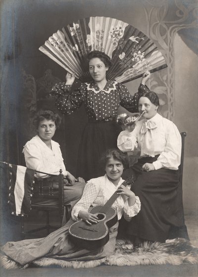 Cuatro señoras con trompa, guitarra y abanico, Francia, c.1920 (foto b/n) de Unbekannter Künstler
