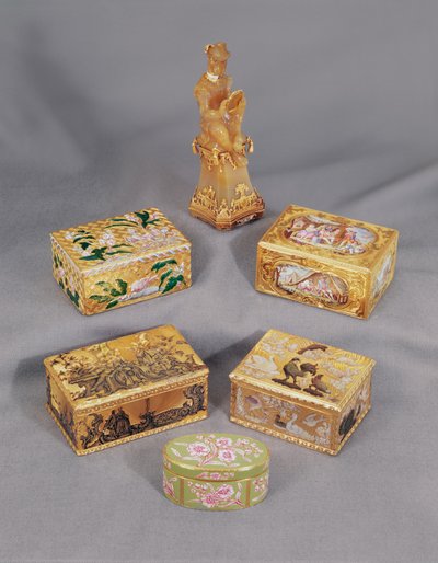 Cuatro cajas de rapé de oro esmaltado estilo Luis XV, Stroganoff, y caja de rapé de mono alemana de Unbekannt