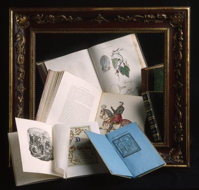 Marco de madera lacada color burdeos y decoraciones con motivos en relieve de oro, finales del siglo XIX. Varios libros abiertos: atlas anatómico con láminas coloreadas a mano de Unbekannt