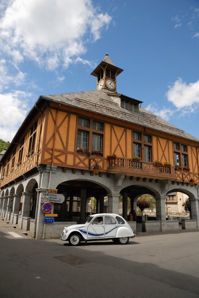 Francia, Arreau, Citroen 2CV en la carretera junto al mercado medieval cubierto (foto) de Unbekannter Künstler