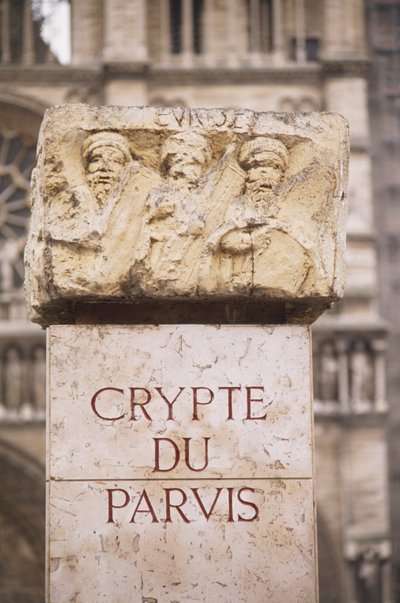 Francia, París, inscripción en la Cripta del Parvis en la cripta arqueológica, en la Île de la Cité, piedra con inscripción y tallados de Unbekannt