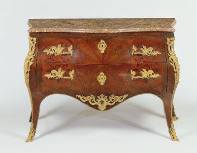 Cómoda serpentina francesa con monturas de bronce dorado y tapa de mármol, c.1740 de Unbekannt