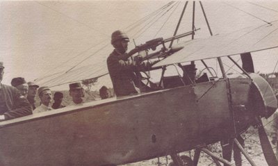 Soldados franceses alrededor de la ametralladora de un avión - 1915 de Unbekannt