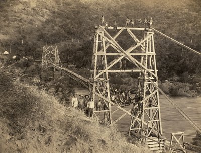 Fresno, California: 1890 Esta fotografía de C.C. Curtis muestra el puente Smith y Moore sobre el río Kings, que es parte del canal construido por Hiram T. Smith y Austin D. Moore, para transportar madera desde las Sierras para su empresa, Kings River Lumbe de Unbekannt