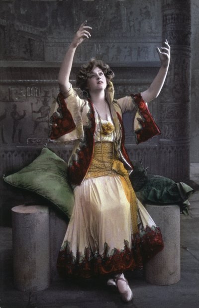 Gabrielle Ray cantando en : La viuda alegre, c.1910 (foto) de Unbekannter Künstler