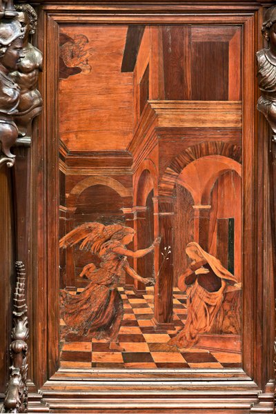 Génova, Duomo (Catedral de San Lorenzo), interior, presbiterio, ábside, coro, lado sur: "Anunciación", intarsia de madera de Gian Michele De