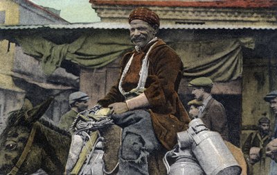 Grecia, Salónica (o Tesalónica): hombre sonriente monta en un burro, con latas, en la plaza del mercado - Postal 1914-1918 de Unbekannt