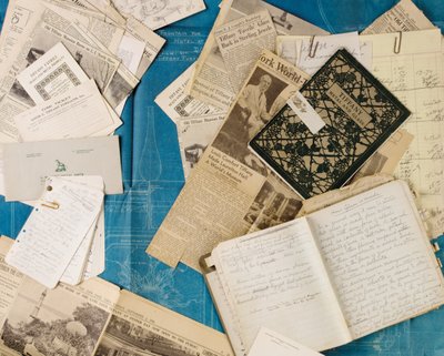 Grupo de materiales de archivo incluyendo correspondencia, recortes de periódicos, planos, patentes, materiales de conferencias y modelos de hornos de Unbekannt