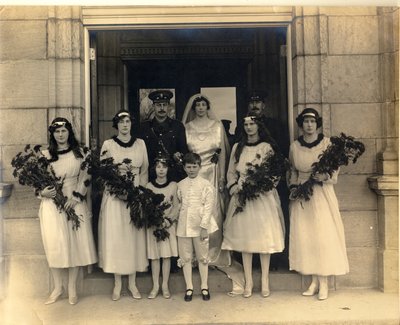 Fotografía de boda grupal de Lady Maud Cavendish y el Capitán Macintosh de William M. Timlin