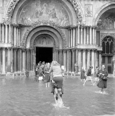 Marea alta en Venecia (acqua alta o inundaciones), Plaza de San Marcos de Unbekannt