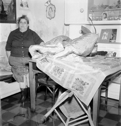Marea alta en Venecia (acqua alta o inundaciones): una residente en su casa. Venecia 1962 de Unbekannt
