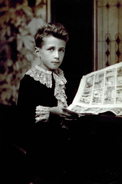 Retrato de medio cuerpo de un niño hojeando un cómic de Unbekannter Künstler