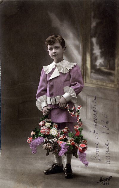 Tarjeta de felicitación de Año Nuevo: Un niño sosteniendo una canasta de flores - Postal de 1920 de Unbekannt