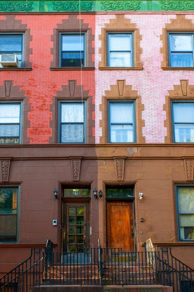 Tiendas y edificios de la calle Harlem, Nueva York, 2021 (foto) de Alec Hunter