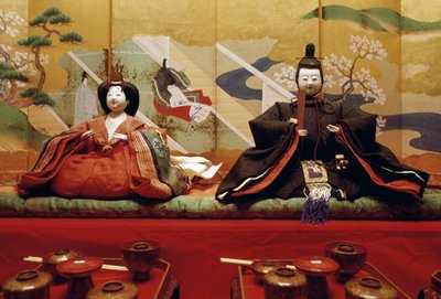 Muñecas Hina, hechas en washi, papel japonés tradicional, con ropa refinada y elegante, familia noble o real del período Heian, Kurashiki de Benjamin Baud