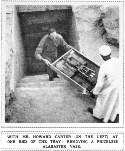 Howard Carter retirando tesoros de la tumba de Tutankamón de Unbekannt
