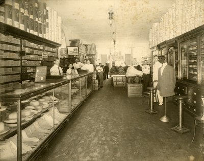 Interior de la Tienda de Zapatos John Sewell & Co. en 304-6 12th Avenue (Flagler Street), c.1910 (foto en blanco y negro) de Unbekannt