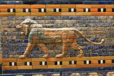 Puerta de Ishtar, originalmente perteneciente al Templo de Bel, construida en Babilonia (Irak) por el rey Nabucodonosor II - Puerta de Ishtar, detalle, Museo de Pérgamo, Isla de los Museos, Berlín, Alemania, Europa de Unbekannter Künstler