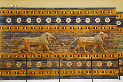 Puerta de Ishtar, originalmente perteneciente al Templo de Bel, construida en Babilonia (Irak) por el rey Nabucodonosor II - Camino procesional de la Puerta de Ishtar Museo de Pérgamo, Isla de los Museos, Berlín Alemania de Unbekannter Künstler