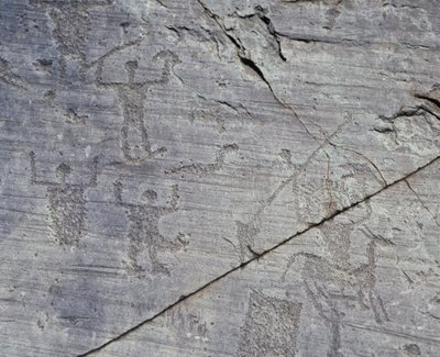 Italia, Región de Lombardía, Valcamonica, Primer plano de dibujos rupestres en el Parque Nacional de Naquane de Benjamin Baud