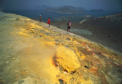 Italia, Sicilia, Islas Eolias, Mesina, Isla Vulcano, fumarolas sulfurosas y la Isla de Lipari al fondo de Benjamin Baud
